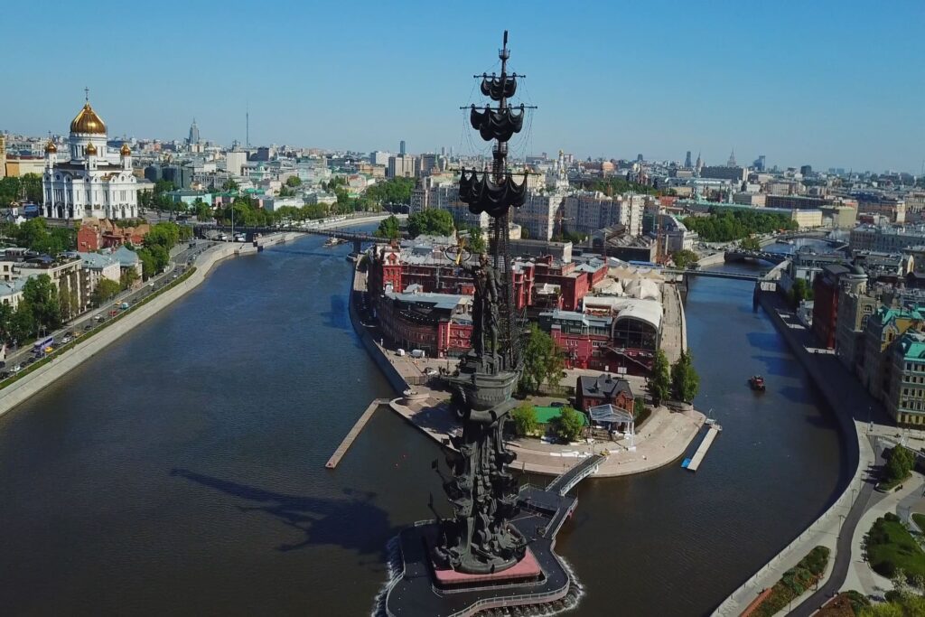 Памятник Петру рядом с ЖК «Особняк в Хилковом переулке»